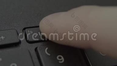 手指按键盘上的倒带按钮